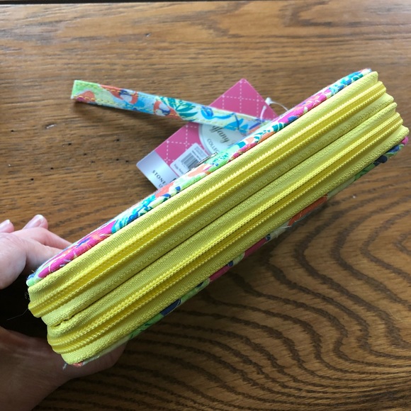 ๐บ๐ธ๐ผ Quilted Cotton Floral Wristlet ๐ผ๐ธ๐บ - Picture 4 of 9